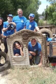Fotografia do grupo de voluntários de limpam o rio